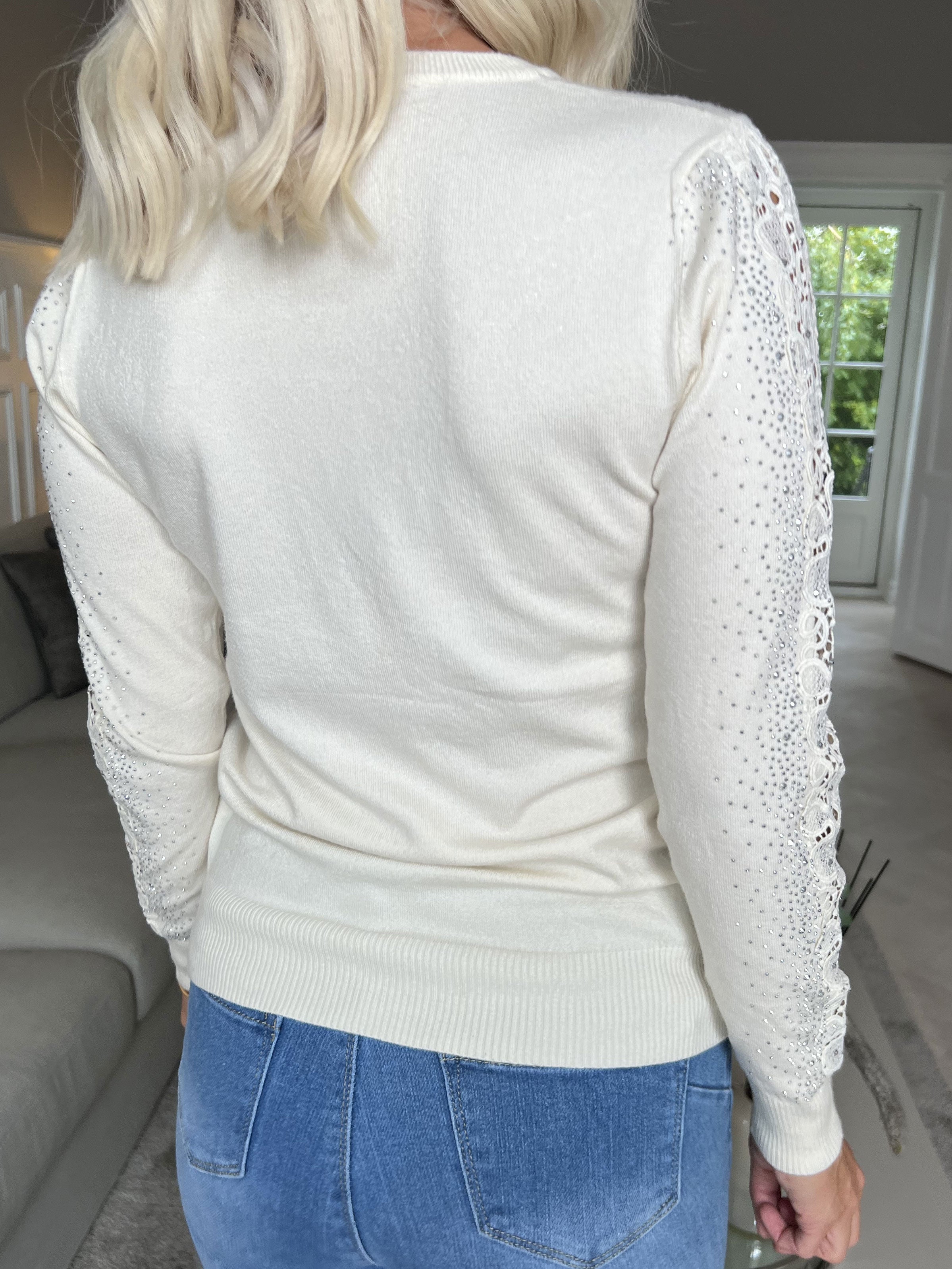 Martine - Blød bluse med broderet detaljer og similisten på ærmerne